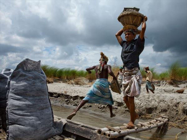 Boatmen Carrying Sand, April 17, 2010.